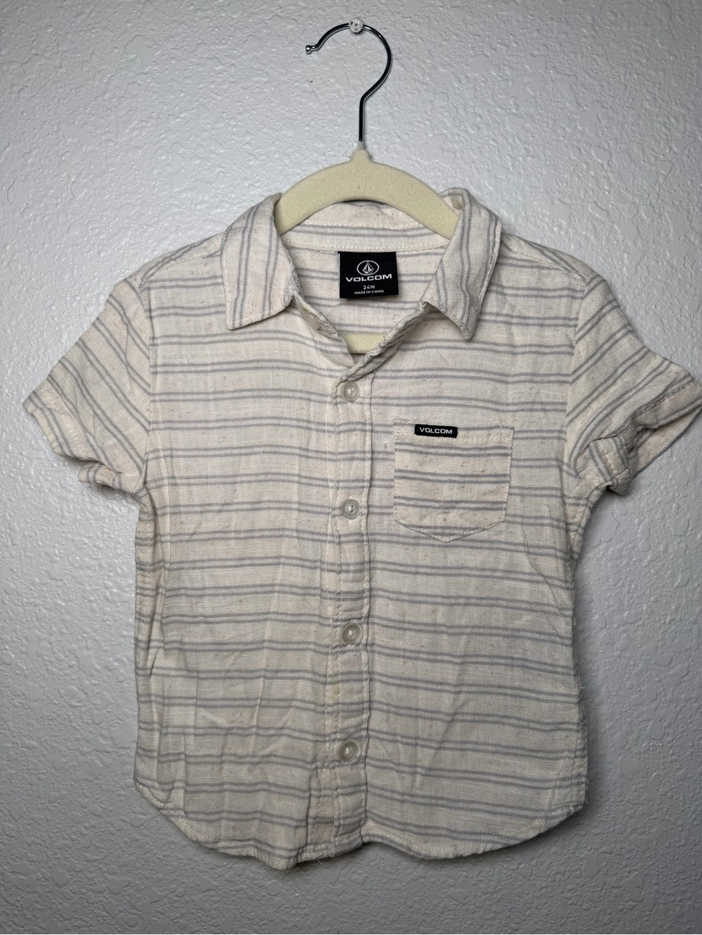 Volcom // Boys 24M Cream and Blue Striped Short-Sleeve Button-Up Shirt